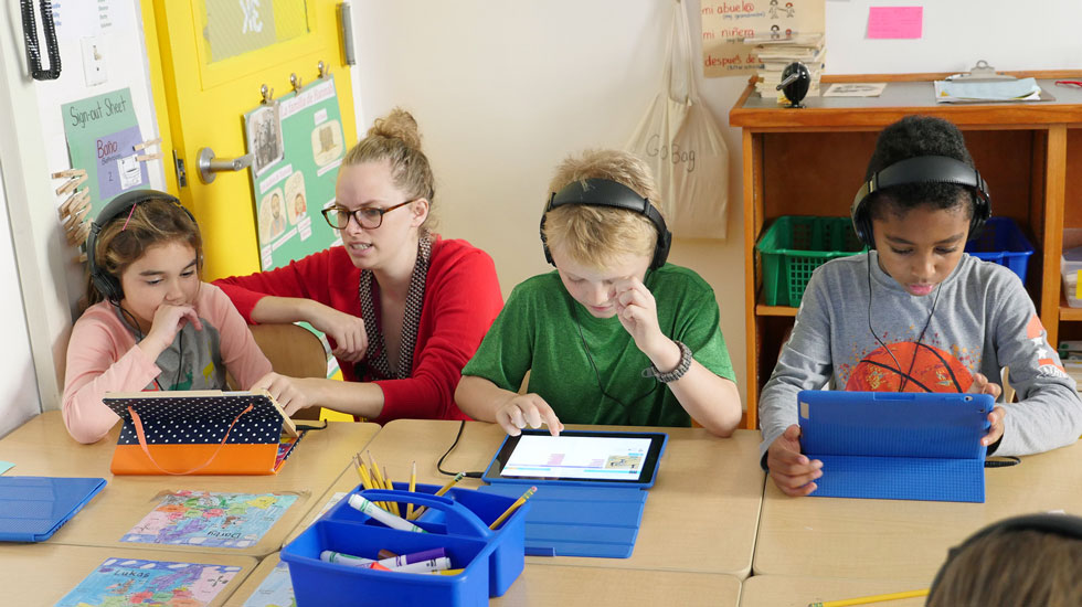 How Classroom Technology Benefits Students And Their Instructors AtulHost